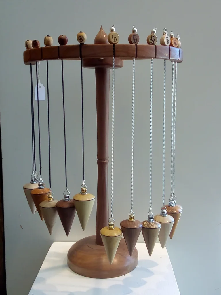 Réalisation création personnelle pendules et harmonisateurs, l'Atelier du Mail, tourneur sur bois à Saumur